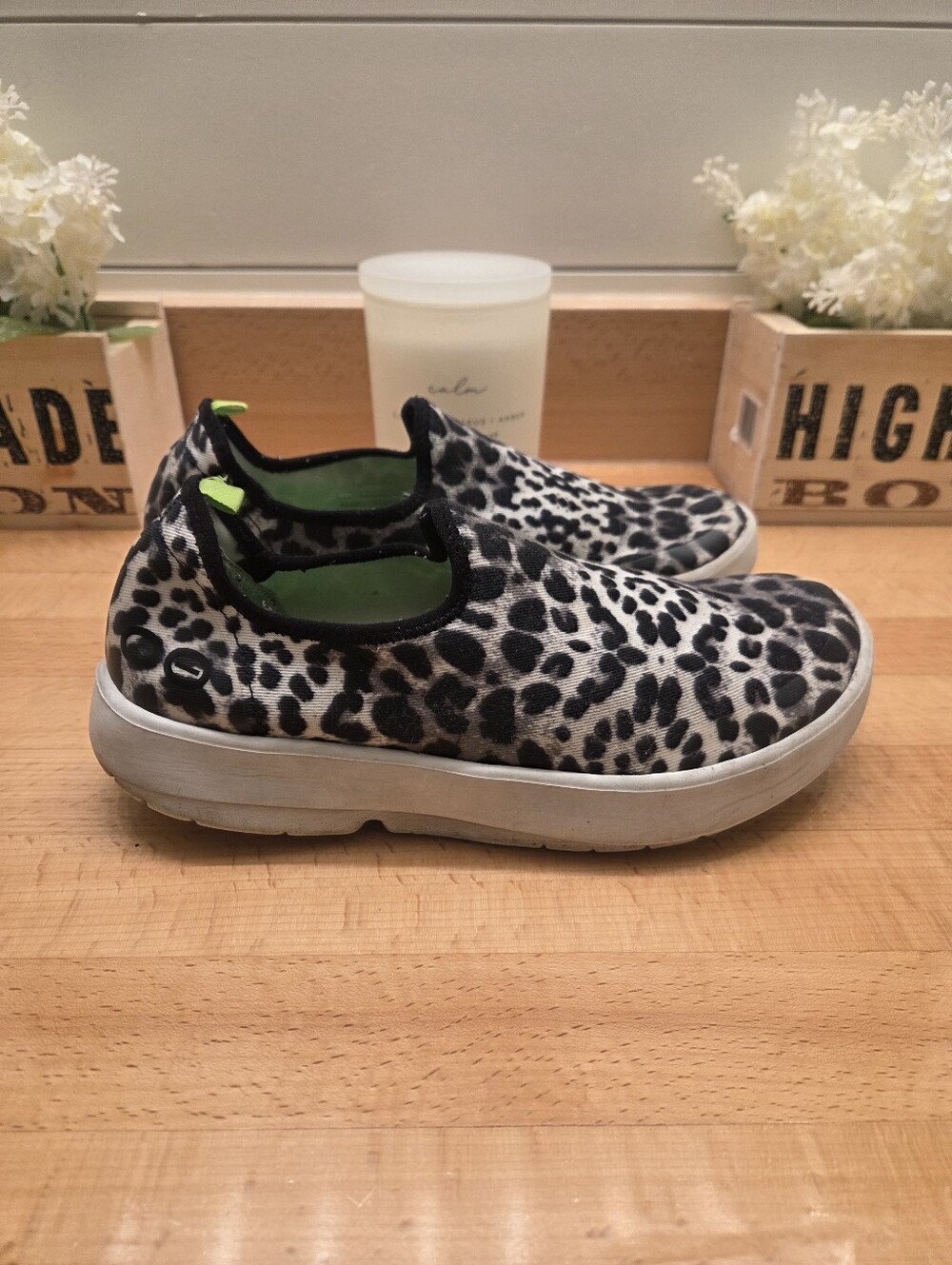 Oofos OOmg Snow Leopard Print Recovery Comfort Shoes Women Size 9